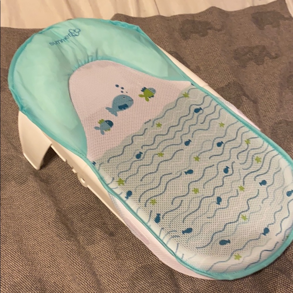 Newborn baby bath